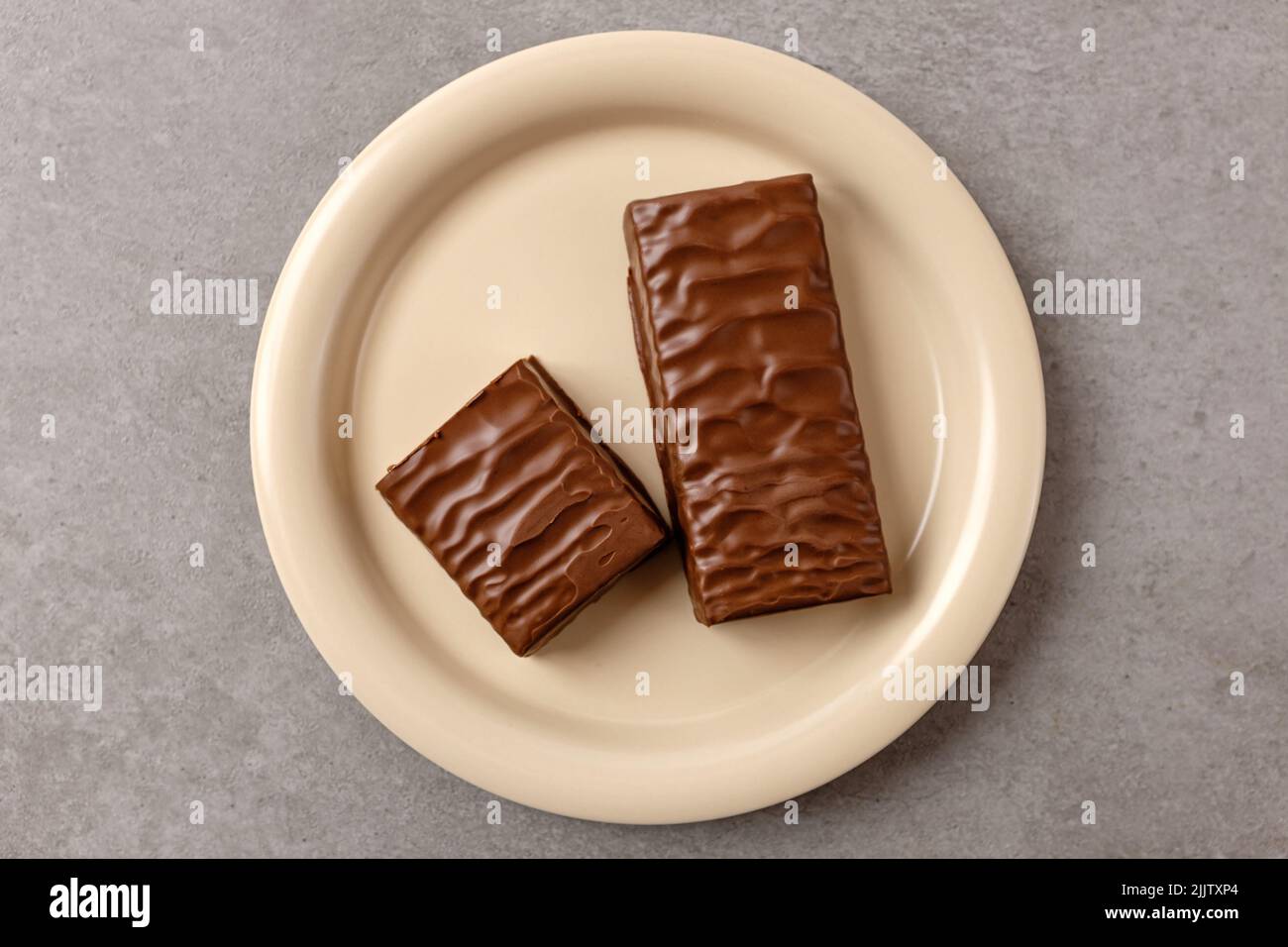 Barres protéinées Diet snack enrobées de chocolat Banque D'Images