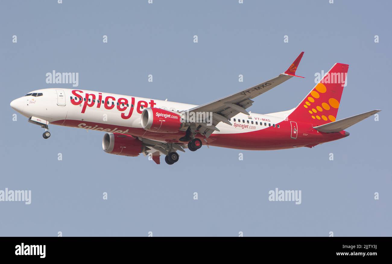 Un avion Boeing 737 MAX de la compagnie Spicejet volant dans le ciel bleu depuis l'aéroport international de Dubaï Banque D'Images