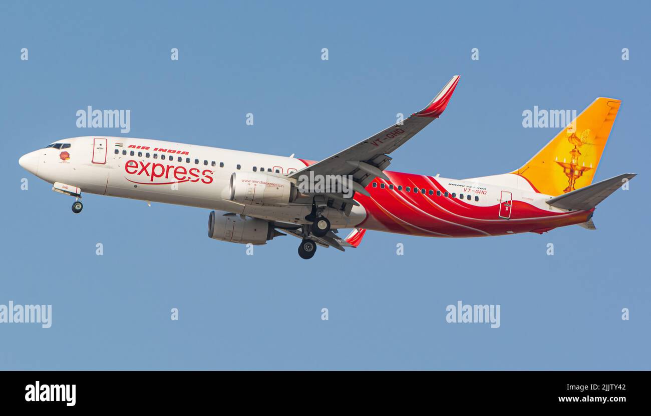 Air India EXPRESS Boeing 737 800 avion volant dans le ciel bleu de l'aéroport international de Dubaï Banque D'Images