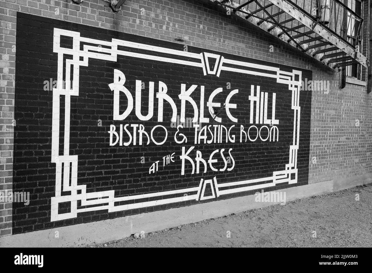 Photo en niveaux de gris d'une publicité peinte sur un mur de briques. Lubbock, Texas. Banque D'Images