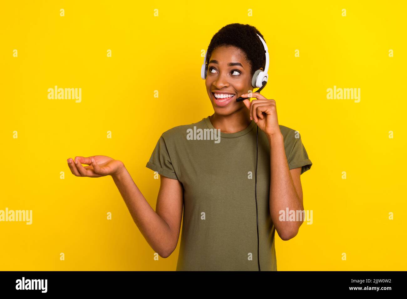 Portrait de la personne positive communiquer parler micro isolé sur fond jaune Banque D'Images