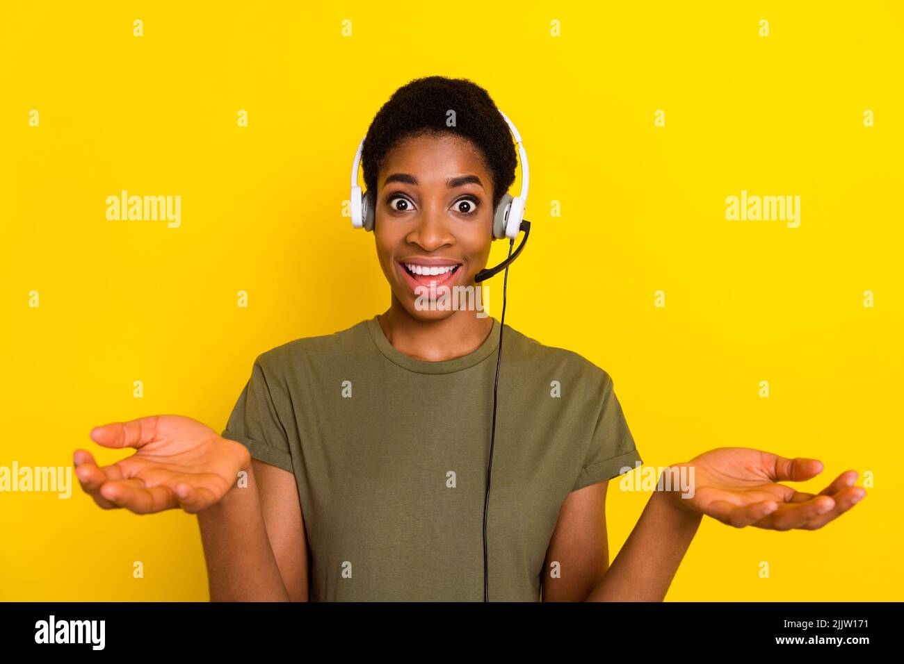 Portrait d'un opérateur positif, dites « teline mic look camera » isolé sur fond jaune Banque D'Images