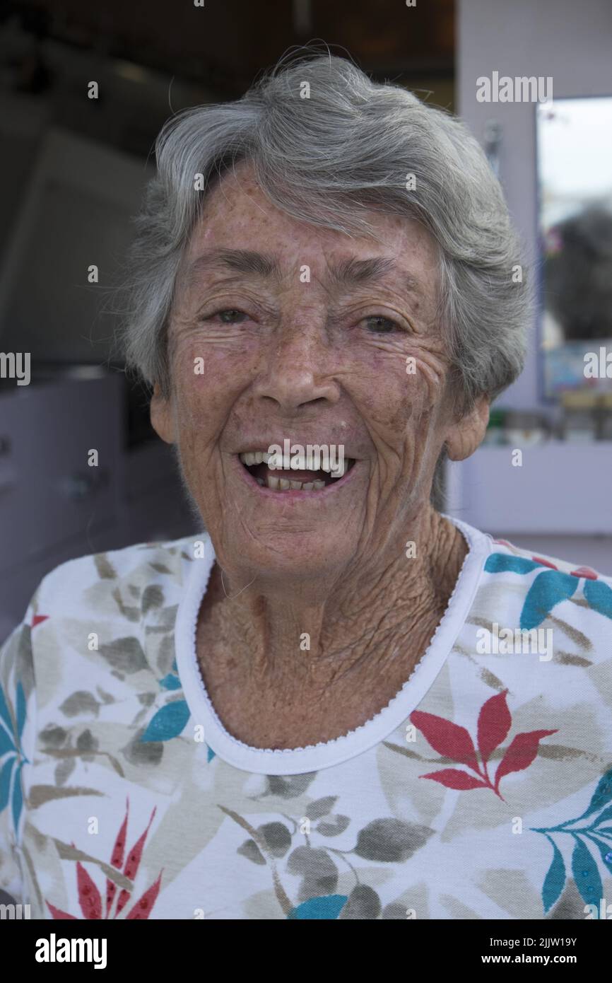 84 ans, voyageur, retraité, Thelma Evans avec son Toyota Hi-Ace van dans le parc touristique de Winton, Queensland. En 1988, alors qu'il voyageait autour d'Ausralia dans une caravane avec son mari, Thelma devint veuve. Après une période de deuil, elle a décidé de continuer à voyager. Elle a remplacé la caravane par une fourgonnette plus facile à manipuler et depuis lors elle a parcouru plus de 400 000 km en sillonnent le pays. Elle a voyagé cinq fois sur la route de Gibb River Road et a une connaissance encyclopédique des routes, des rivières, des montagnes, des billabongs et des campings d'Australie. Son campervan, équipé par sa carpe Banque D'Images
