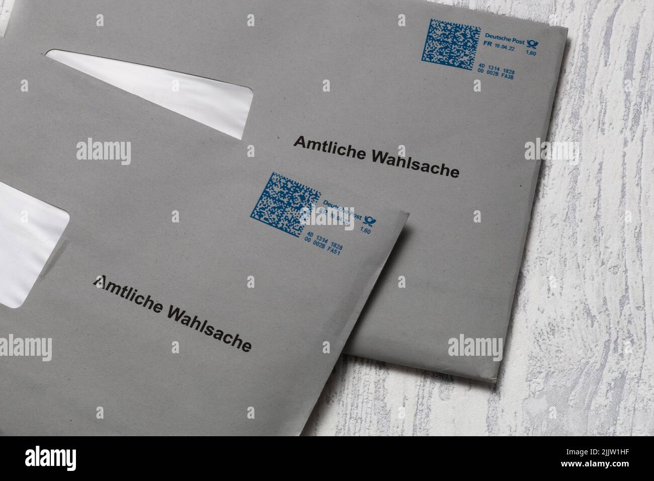 Oldenburg, Allemagne, 29 avril 2022, lettre avec des mots allemands amtliche wahlsache traduction notification officielle des élections Banque D'Images