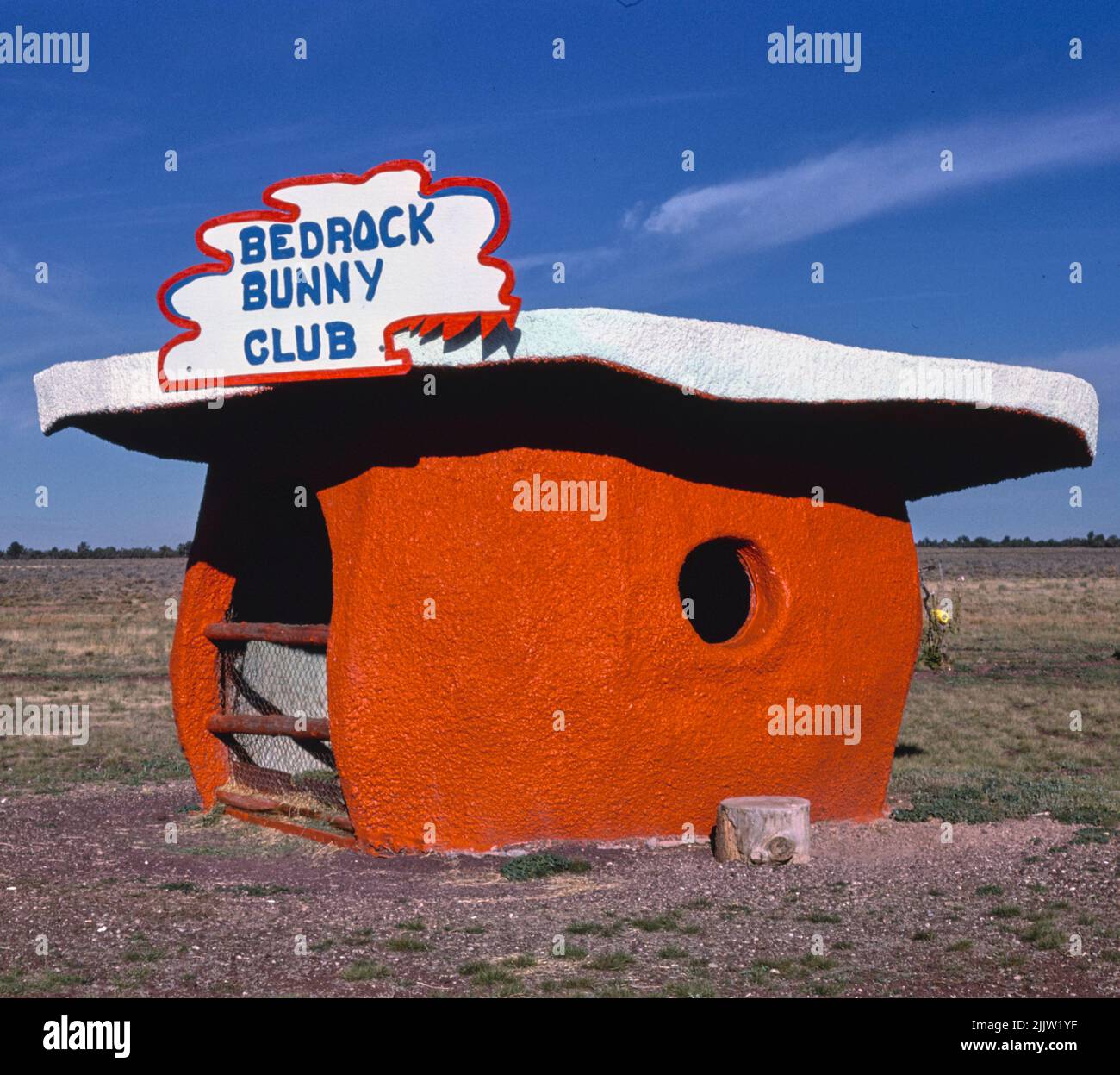 John Margolies - Club de Bunny de la roche, ville de la pierre de fond de Flintstone, routes. 64 et 180, Valle, Arizona - 1987 Banque D'Images