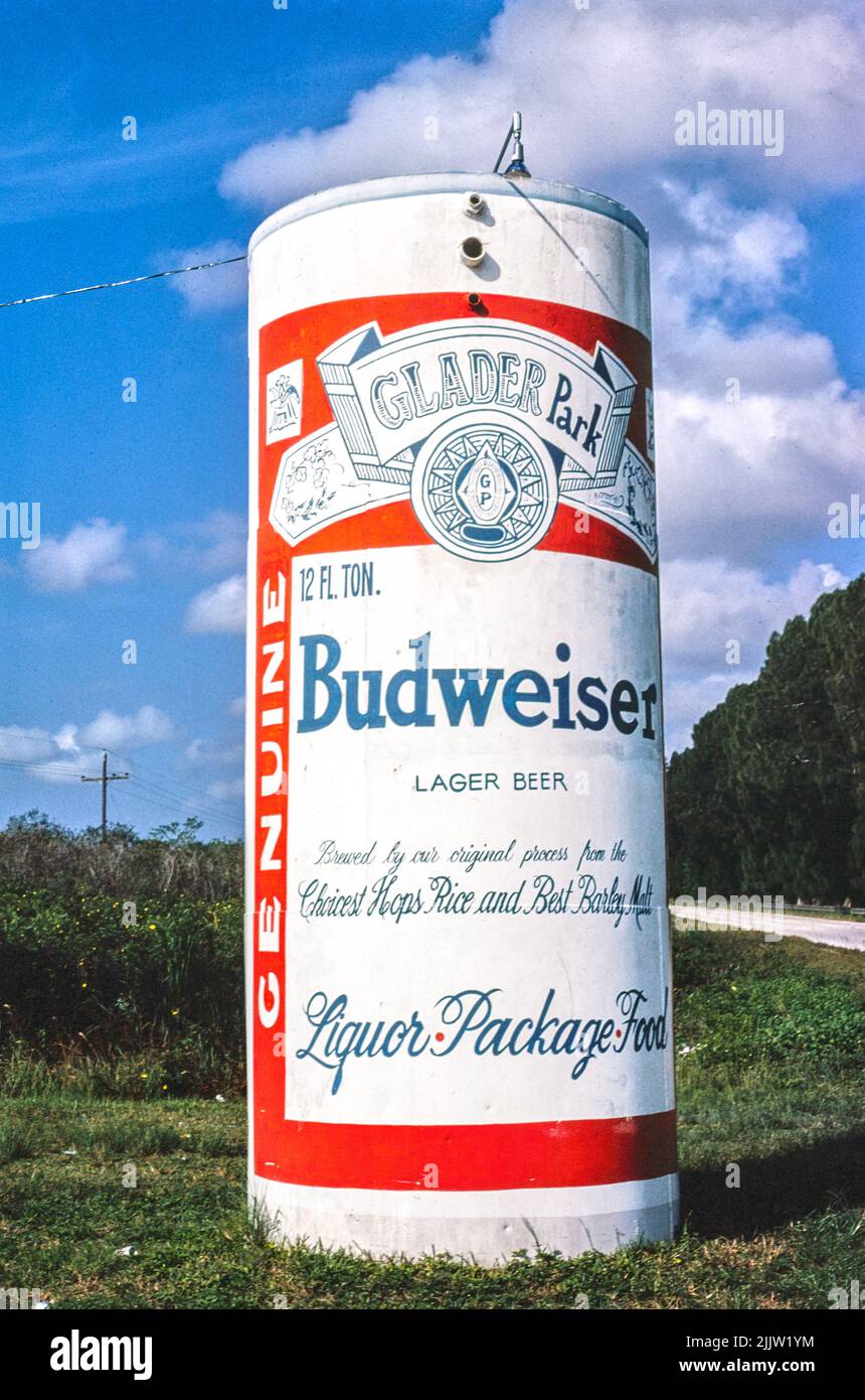 John Margolies - Uncle Bernie's Glader Park Beer CAN sign, route 41, Coopertown, Floride - 1980 Banque D'Images