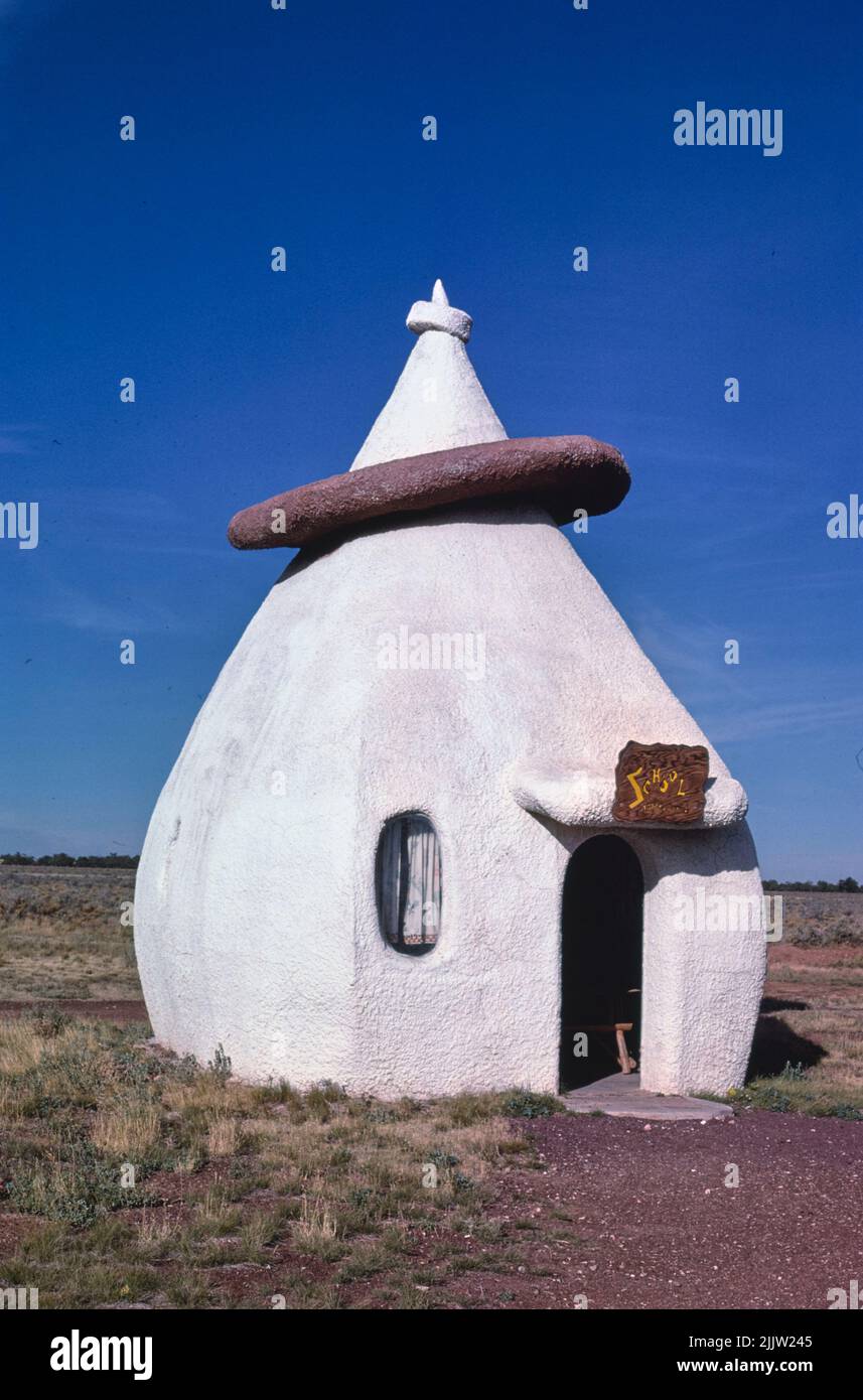 John Margolies - École, ville du soubassement, routes. 64 et 180, Valle, Arizona - 1987 Banque D'Images
