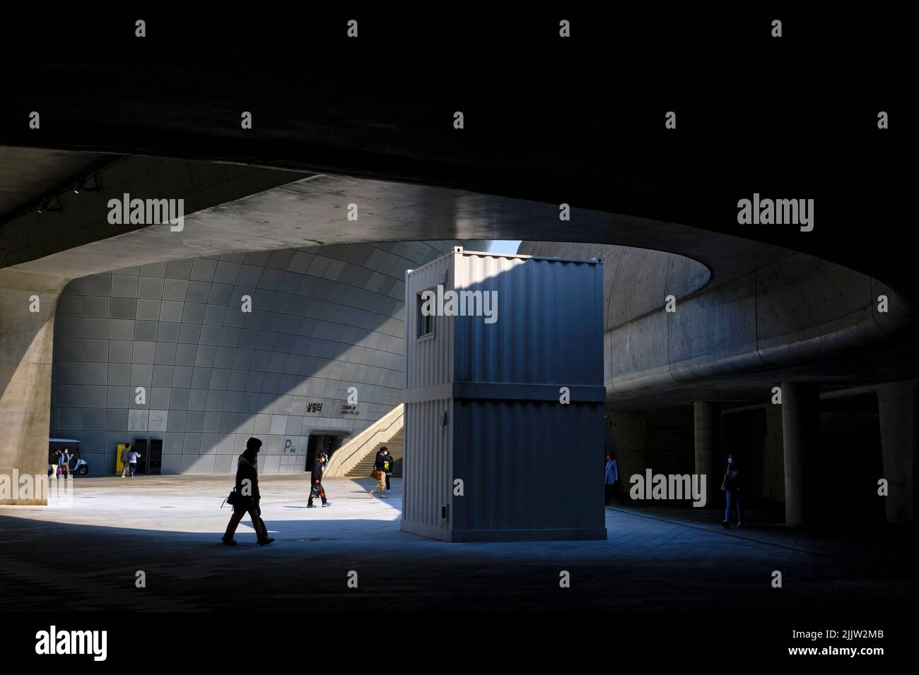 Corée du Sud, Séoul, Jung-gu district, Dongdaemun Design Plaza ou DDP par l'architecte Zaha Hadid, est un gigantesque complexe multifonctionnel, temple des Banque D'Images