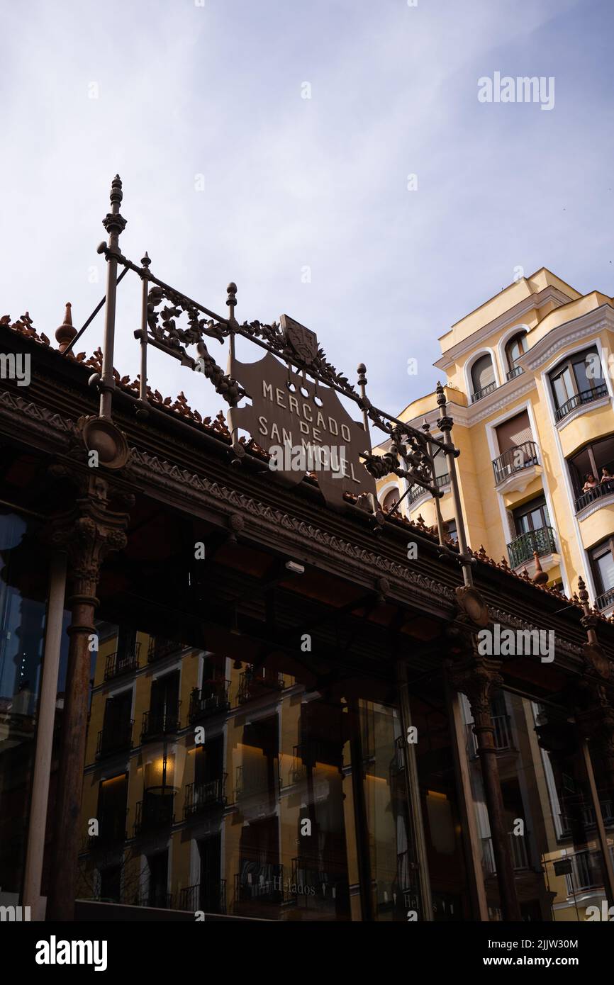 Un cliché vertical du panneau Mercado de San Miguel de bas angle Banque D'Images