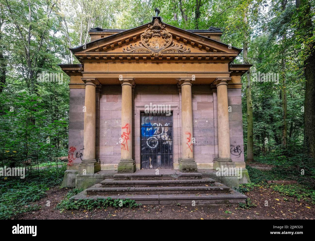 Vue sur une ancienne chapelle avec des colonnes dans la forêt près de Stein près de Nuremberg Banque D'Images