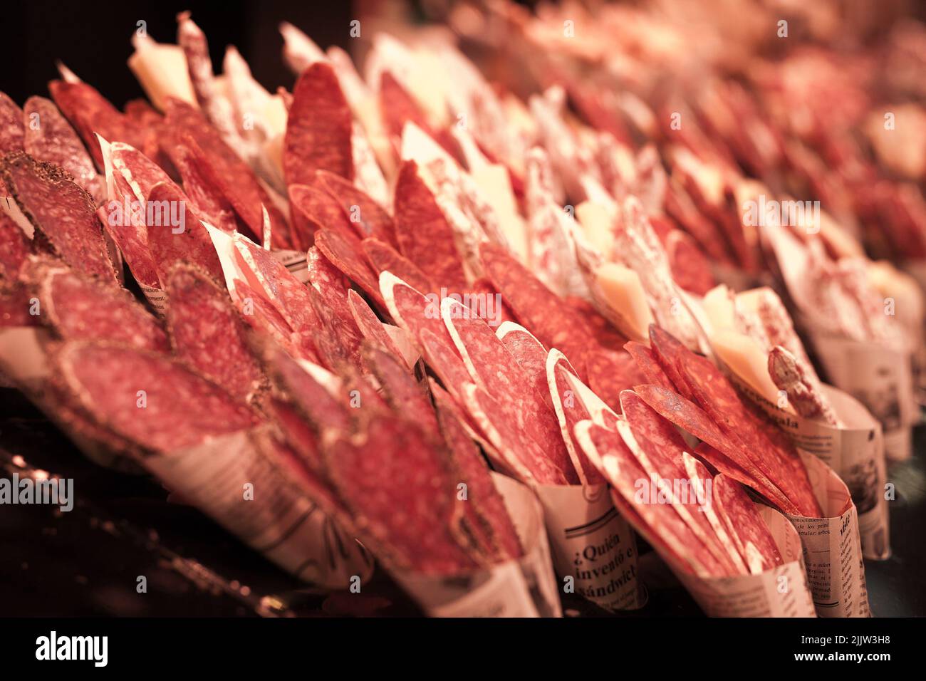 saucisse, salami, fuet dans un sac de papier artisanal au comptoir du marché Banque D'Images