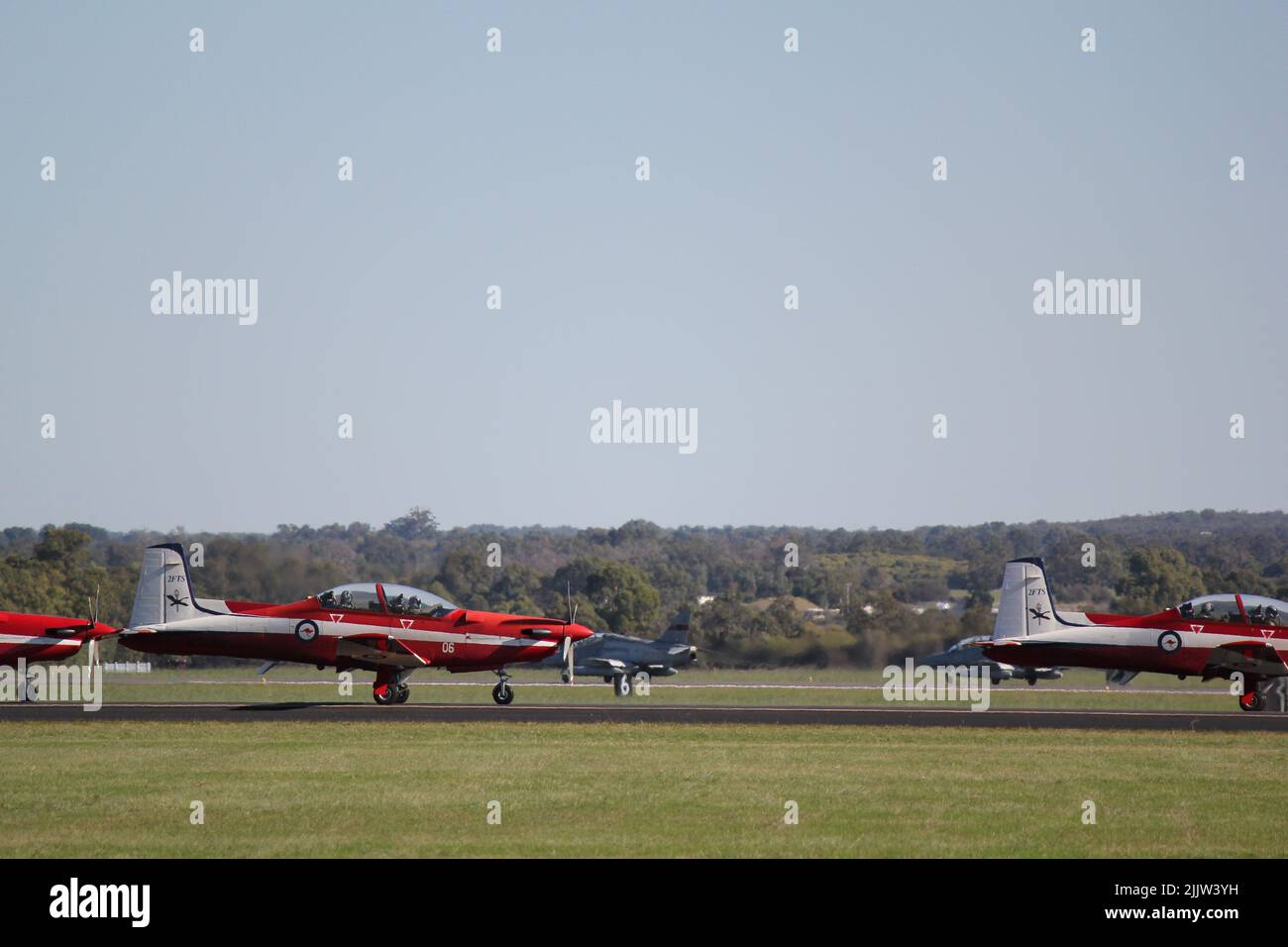 Une belle photo de la RAAF PC21 avec quelques baskets à jet en arrière-plan Banque D'Images