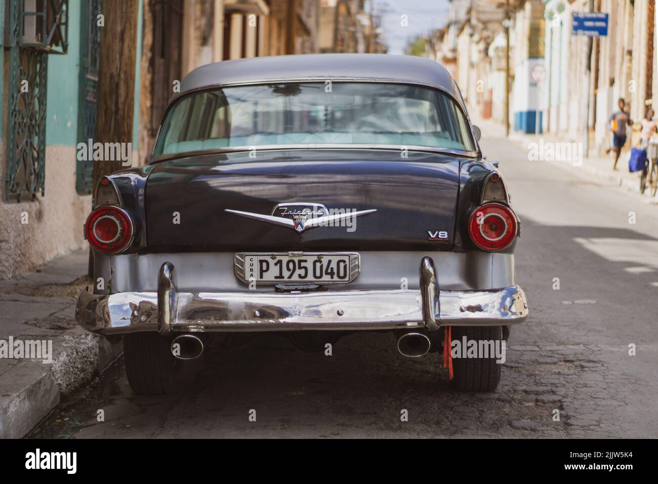 Une belle photo d'une belle voiture rétro noire Ford dans la rue de Cuba Banque D'Images