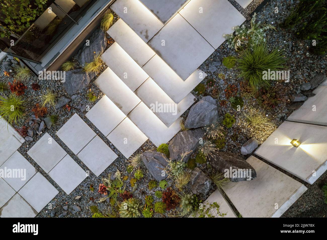 Arrière-cour moderne Décorative Escaliers de jardin de Rockery illuminés par l'éclairage de jardin LED. Thème du jardinage et de l'aménagement paysager. Banque D'Images