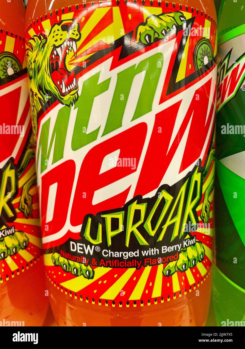 Grovetown, GA USA - 03 15 22: Magasin de détail MTN Dew Uracar édition spéciale Banque D'Images