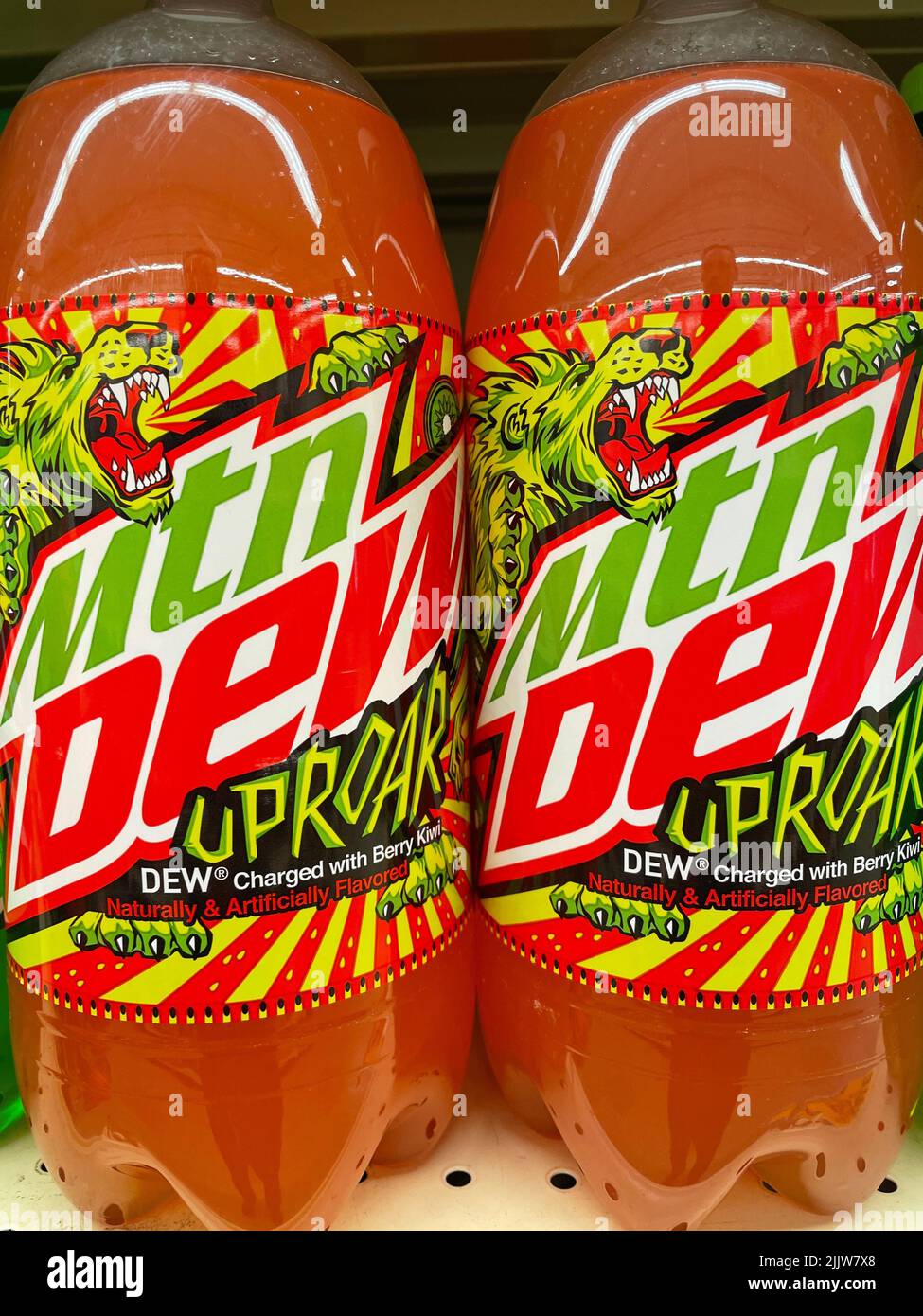 Grovetown, GA USA - 03 15 22: Magasin de détail magasin de détail MTN Dew Uracar édition spéciale beaucoup Banque D'Images