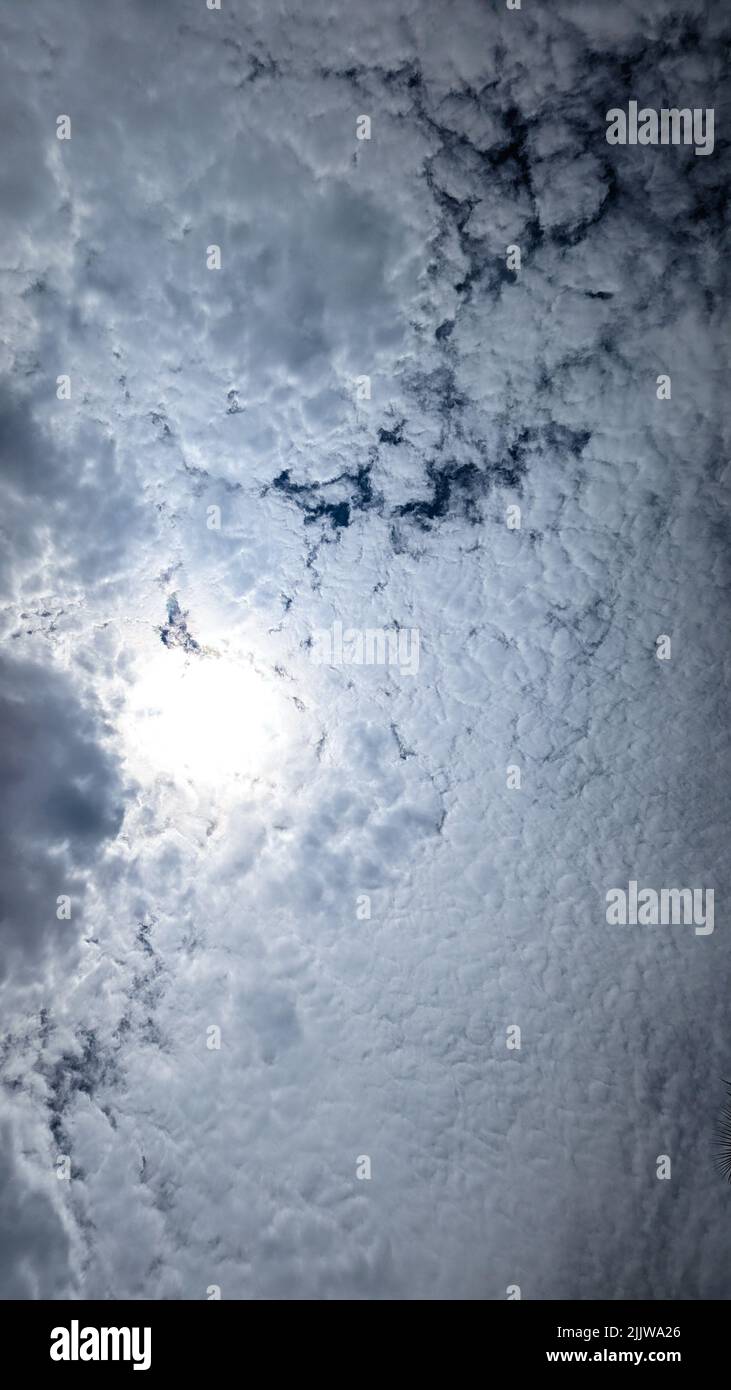 le soleil lumineux et les nuages qui font le ciel bleu ont l'air d'une explosion de bombe un après-midi d'été Banque D'Images