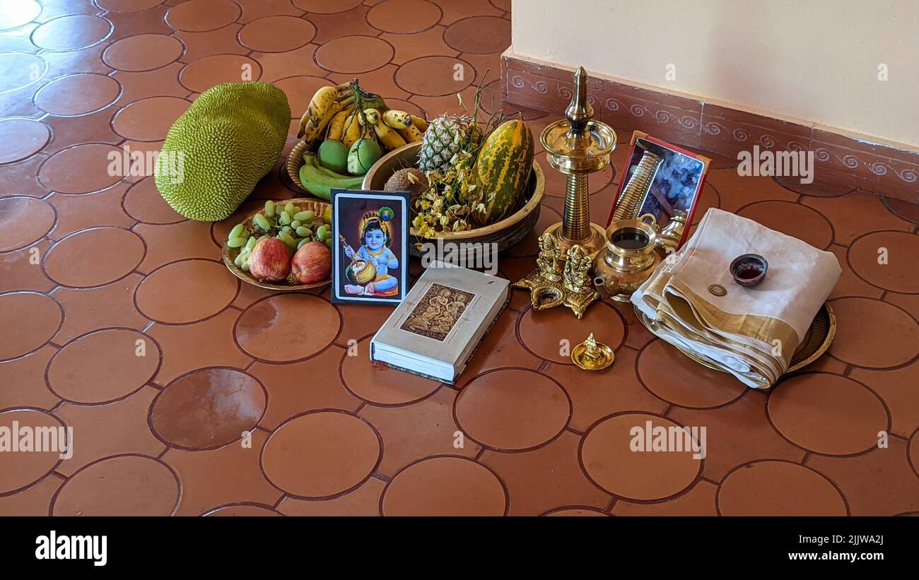 une exposition de pooja liée à un festival indien appelé vishu kani célébrant lord krishna et lord ram avec divers articles puja thali Banque D'Images