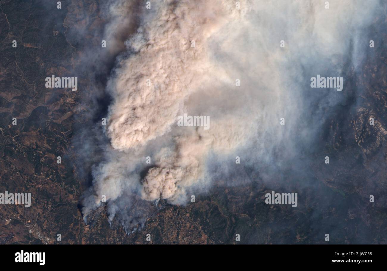 Mariposa County, États-Unis. 27th juillet 2022. Vue satellite depuis le Landsat 9 du feu de chêne en mouvement rapide brûlant à travers les forêts parchées près du parc national de Yosemite, 27 juillet 2022 comme vu de l'orbite de la Terre. Le feu de forêt est dans le comté de Mariposa, à l'ouest du parc, a forcé des milliers de personnes à évacuer leurs maisons. Credit: Planetpix/Alamy Live News Banque D'Images