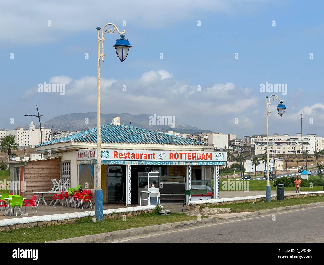 Restaurant local vide au bord de la mer au Maroc Banque D'Images