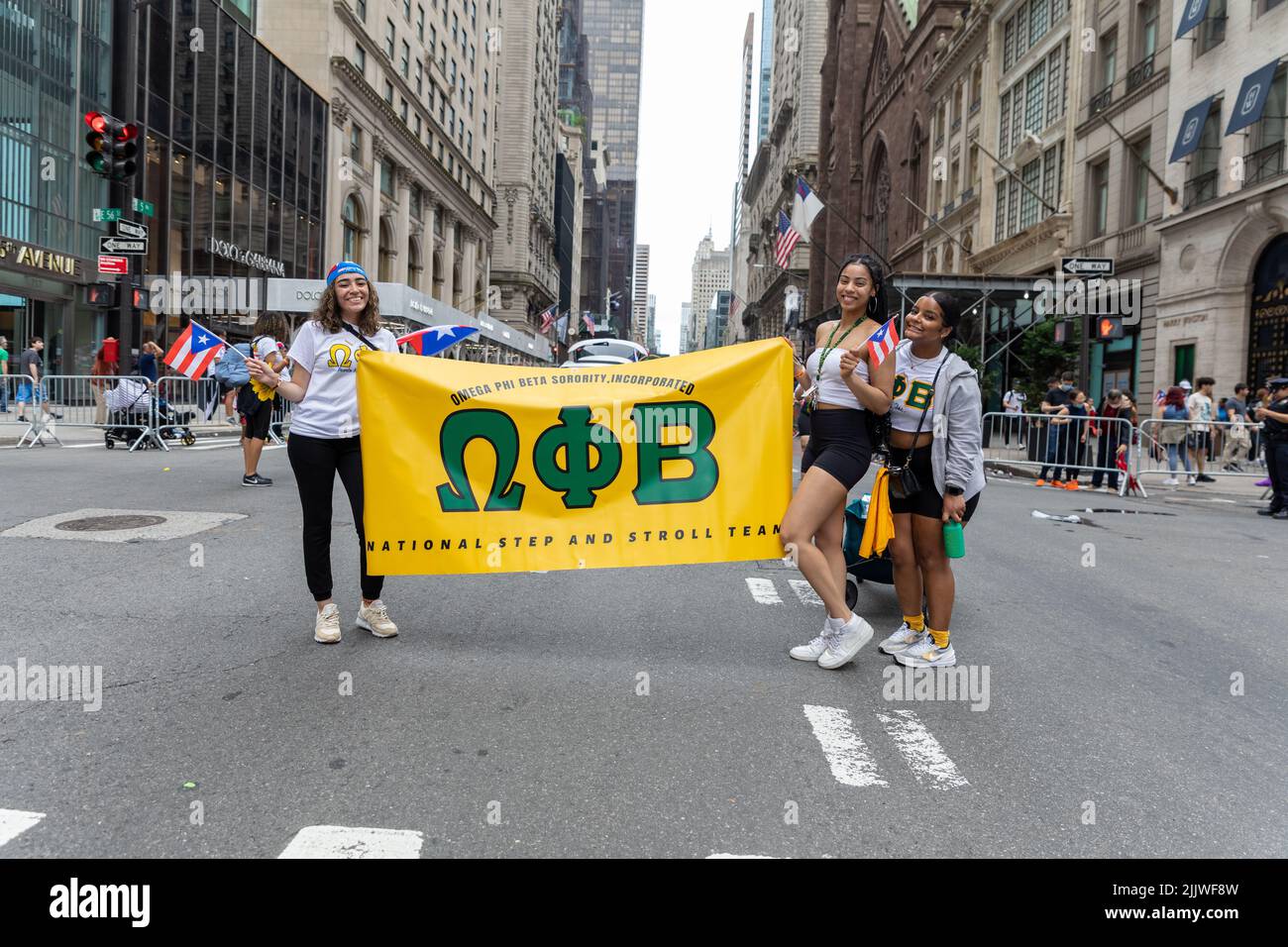 Un groupe de femmes tenant une bannière à la Parade de de jour de Puerto Rican 2022 dans les rues de New York City, Etats-Unis Banque D'Images
