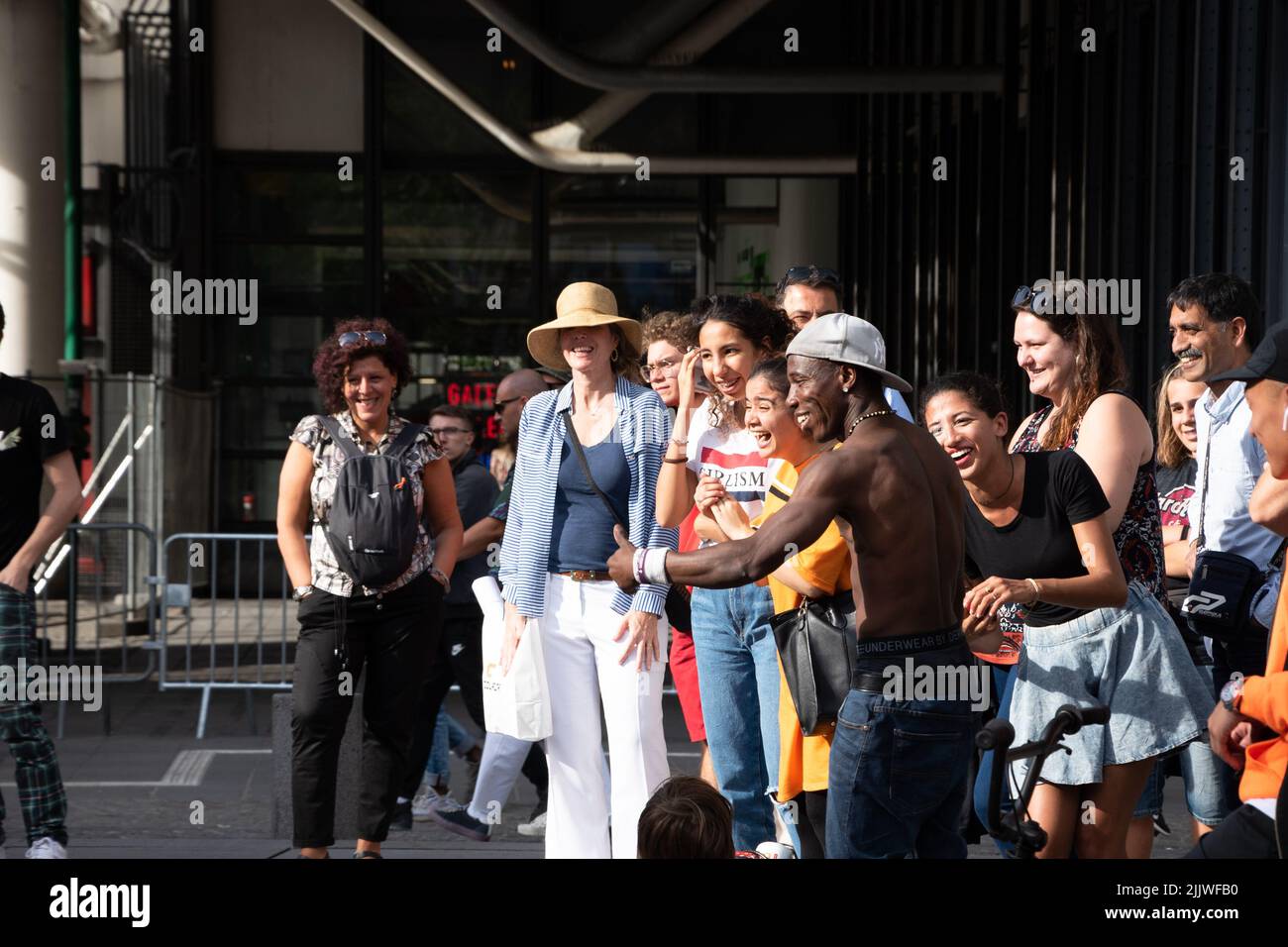 PARIS, FRANCE - 24 JUIN 2018 : scène urbaine parisienne. Des gens multiculturels, des gens locaux et des touristes, en regardant les amuseurs et en riant. Banque D'Images