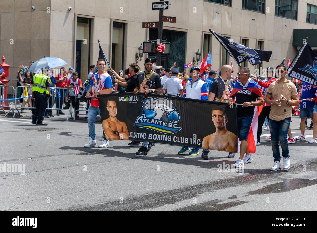 Un groupe de personnes avec l'affiche du club de boxe de l'Atlantique sur le Puerto Rican Day Parade 2022 NYC Banque D'Images