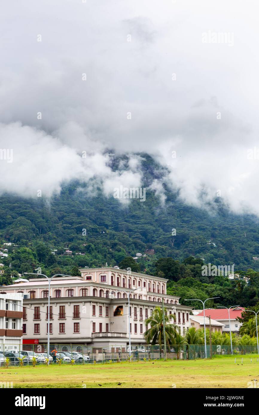 Victoria, Seychelles, 04.05.2021. Vue sur le paysage de la ville de Victoria avec immeubles de bureaux de style colonial sur l'avenue Independence vue de la place de la liberté. Banque D'Images