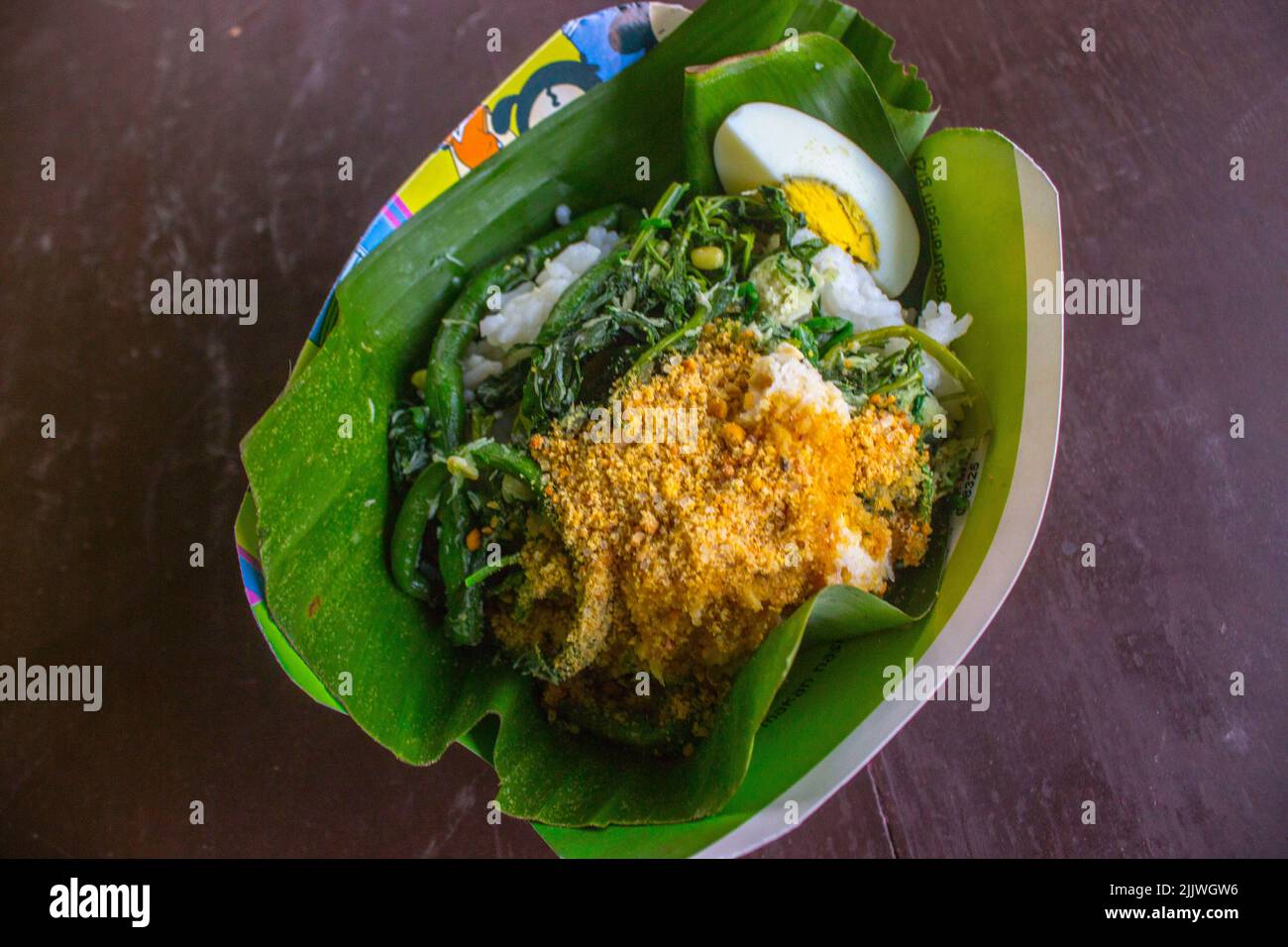 Gudangan, nasi tumpang , salade traditionnelle de l'Indonésie. Fait de légumes bouillis comme le chou, les épinards, le germe de haricots, le long haricot avec le peanu Banque D'Images