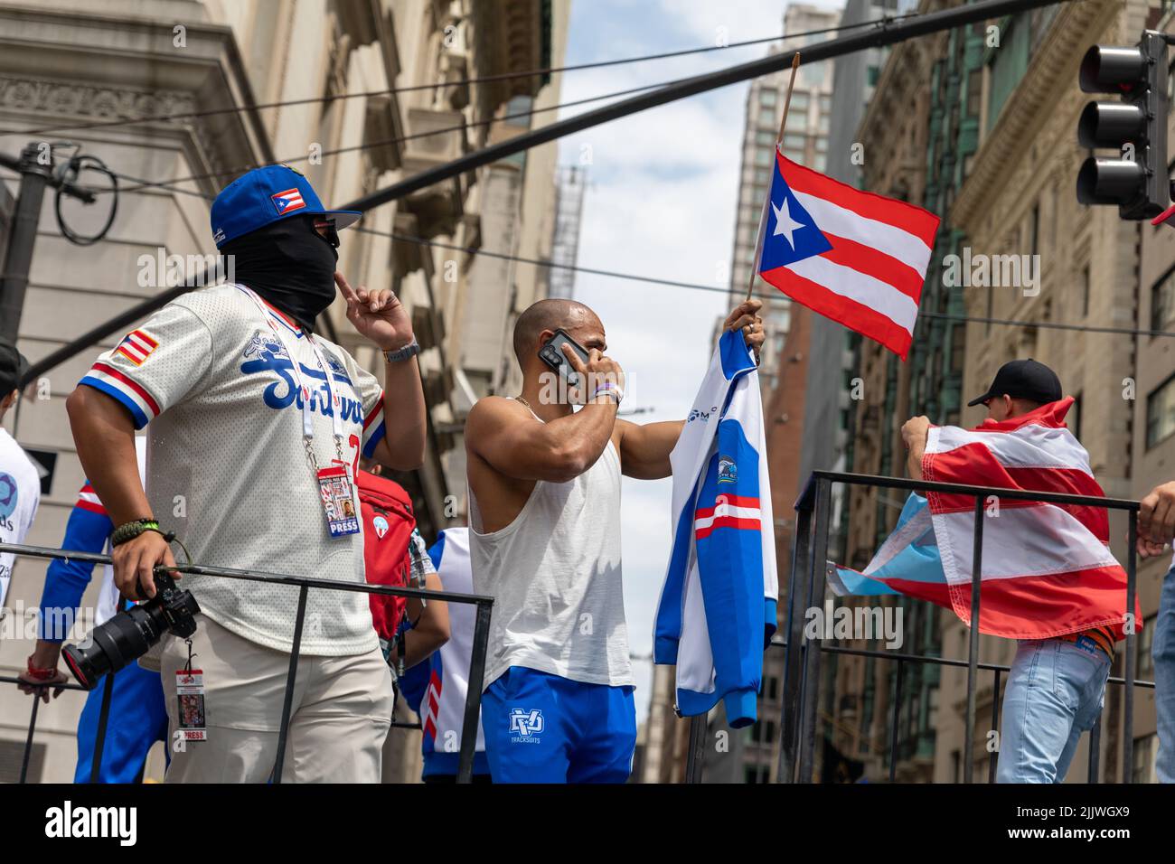 Une grande foule de Portoricains est venue célébrer la Parade de de jour de Puerto Rican 2022 NYC Banque D'Images