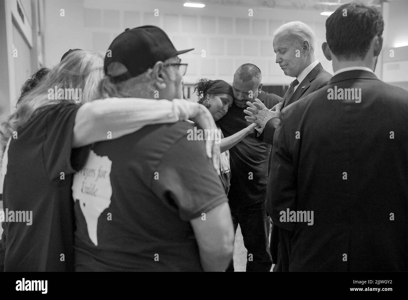 Uvalde, États-Unis d'Amérique. 29 mai 2022. Joe Biden, président des États-Unis, rencontre des membres de la famille des victimes de la fusillade de masse à l'école élémentaire Robb, à 29 mai 2022, à Uvalde, au Texas. L'école est le site où un tireur a massacré 19 élèves et deux enseignants avec un fusil d'assaut de style militaire. Crédit : Adam Schultz/White House photo/Alay Live News Banque D'Images Uvalde, États-Unis d'Amérique. 29 mai 2022. Joe Biden, président des États-Unis, rencontre des membres de la famille des victimes de la fusillade de masse à l'école élémentaire Robb, à 29 mai 2022, à Uvalde, au Texas. L'école est le site où un tireur a massacré 19 élèves et deux enseignants avec un fusil d'assaut de style militaire. Crédit : Adam Schultz/White House photo/Alay Live News Banque D'Images
