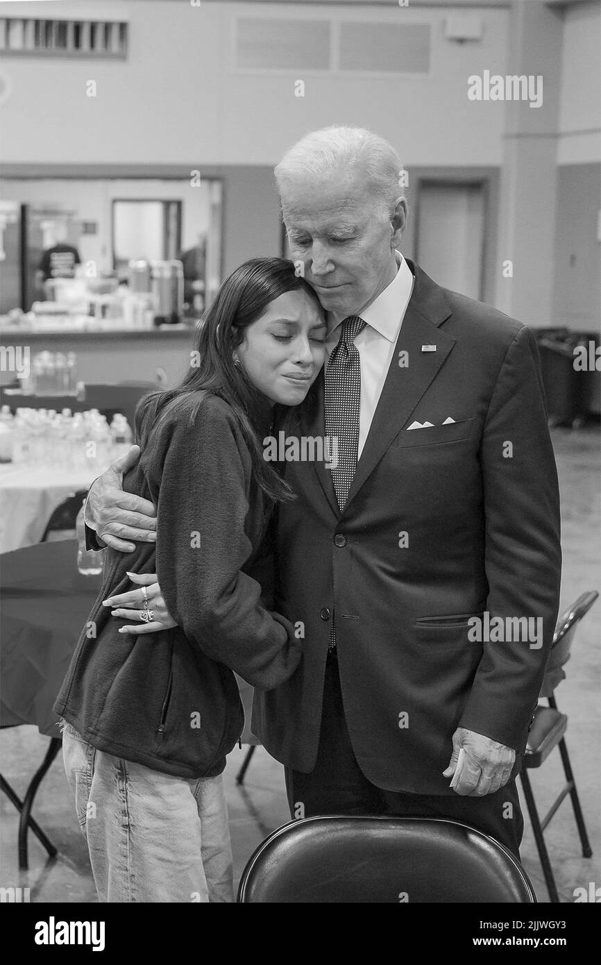 Uvalde, États-Unis d'Amérique. 29 mai 2022. Joe Biden, président des États-Unis, réconforte un membre de la famille des victimes de la fusillade de masse à l'école élémentaire Robb, à 29 mai 2022, à Uvalde, au Texas. L'école est le site où un tireur a massacré 19 élèves et deux enseignants avec un fusil d'assaut de style militaire. Crédit : Adam Schultz/White House photo/Alay Live News Banque D'Images Uvalde, États-Unis d'Amérique. 29 mai 2022. Joe Biden, président des États-Unis, réconforte un membre de la famille des victimes de la fusillade de masse à l'école élémentaire Robb, à 29 mai 2022, à Uvalde, au Texas. L'école est le site où un tireur a massacré 19 élèves et deux enseignants avec un fusil d'assaut de style militaire. Crédit : Adam Schultz/White House photo/Alay Live News Banque D'Images