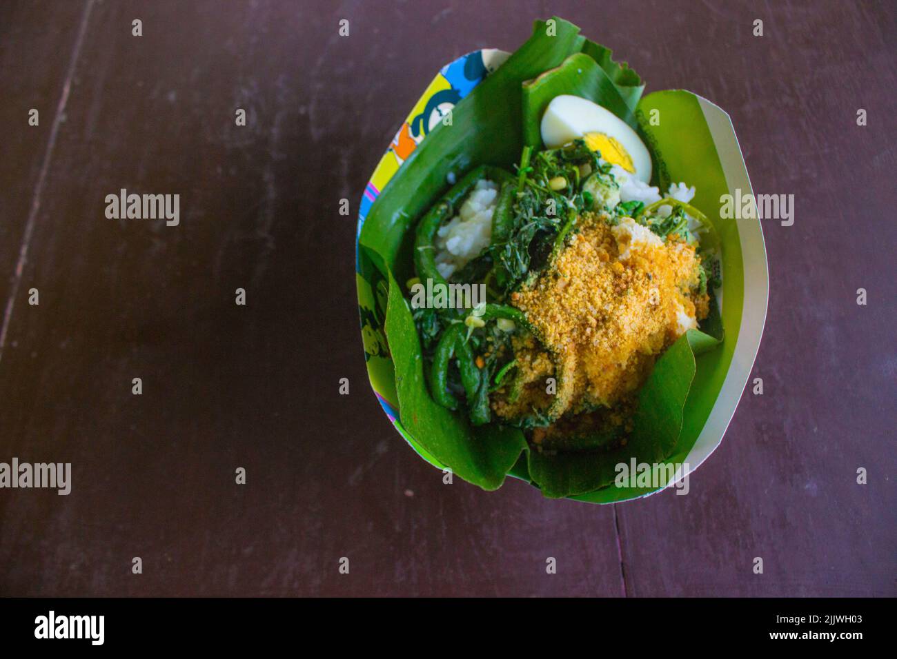 Gudangan, nasi tumpang , salade traditionnelle de l'Indonésie. Fait de légumes bouillis comme le chou, les épinards, le germe de haricots, le long haricot avec le peanu Banque D'Images
