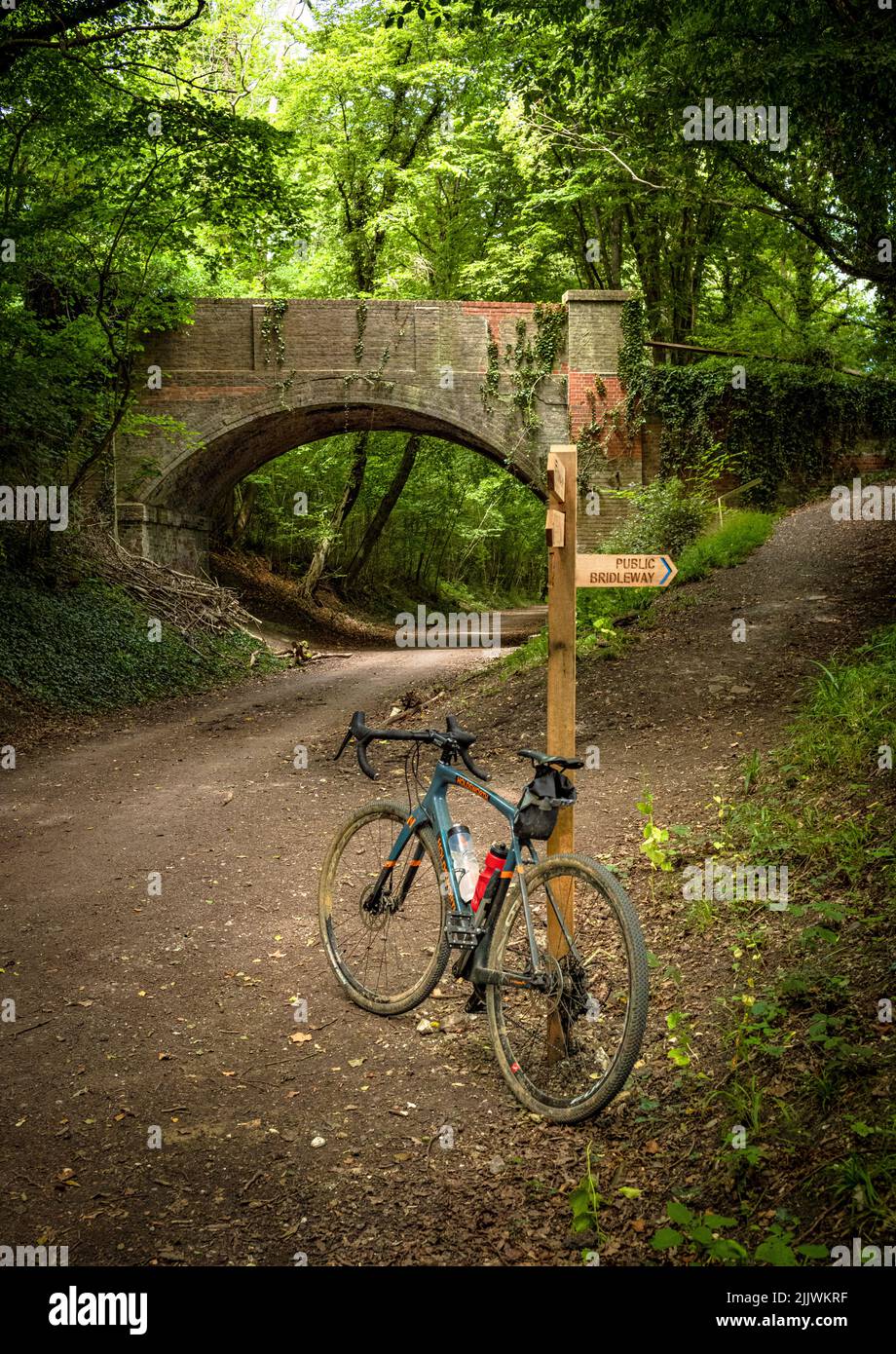 Un vélo de gravier Holdsworth est incliné contre un panneau de chemin de pied sur la Downs Link, une ligne de chemin de fer désutilisée à West Sussex, au Royaume-Uni. Banque D'Images Un vélo de gravier Holdsworth est incliné contre un panneau de chemin de pied sur la Downs Link, une ligne de chemin de fer désutilisée à West Sussex, au Royaume-Uni. Banque D'Images