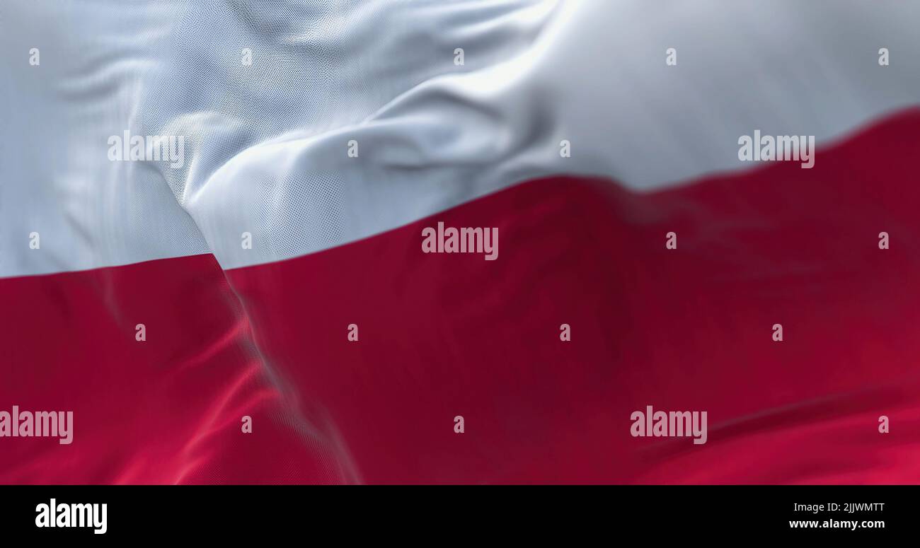 Vue rapprochée du drapeau national polonais qui agite dans le vent. La Pologne est un pays d'Europe centrale. Arrière-plan texturé en tissu. Mise au point sélective Banque D'Images