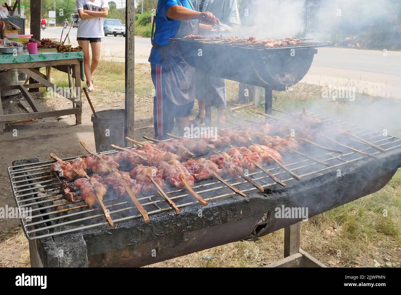 De grandes quantités de viande sont rôties sur des barbecues en bord de route à Korat, Nakhon Ratchasima, Thaïlande Banque D'Images