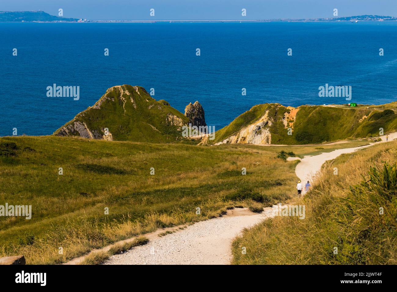 La voie escarpée menant à la porte Durdle (parfois Durdle Dor) est une arche en calcaire naturel sur la côte jurassique près de Lulworth dans Dorset Banque D'Images