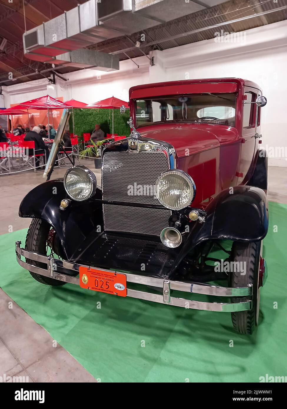 Berazategui, Argentine - 22 juillet 2022 : vieille berline Chrysler 1930 Plymouth quatre portes rouge sur un tapis vert. Salon de la voiture classique. Banque D'Images