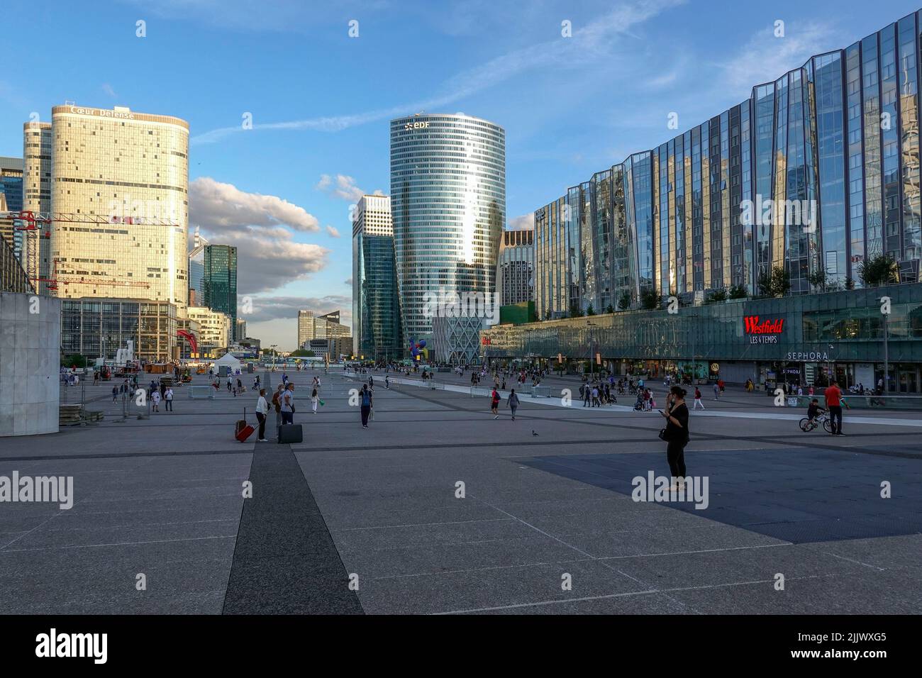 France, Paris, la Défense est un important quartier d'affaires situé à trois kilomètres à l'ouest de la ville de Paris. La Défense est le plus grand pourpre d'Europe Banque D'Images
