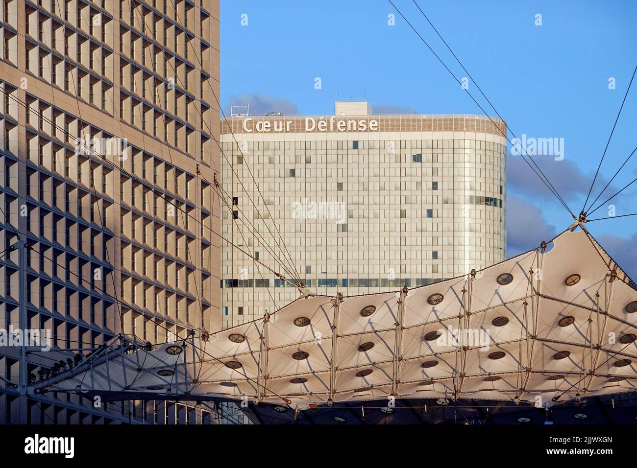 France, Paris, la Défense est un important quartier d'affaires situé à trois kilomètres à l'ouest de la ville de Paris. La Défense est le plus grand pourpre d'Europe Banque D'Images