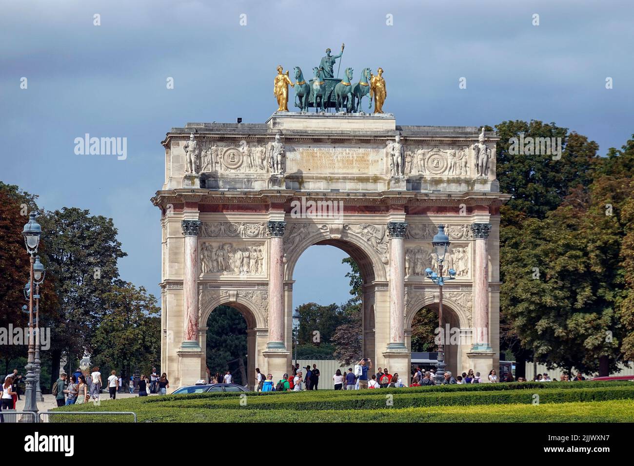 France, Paris, l'Arc de Triomphe du carrousel est une arche triomphale de Paris, située sur la place du carrousel. C'est un exemple d'arche néoclassique Banque D'Images