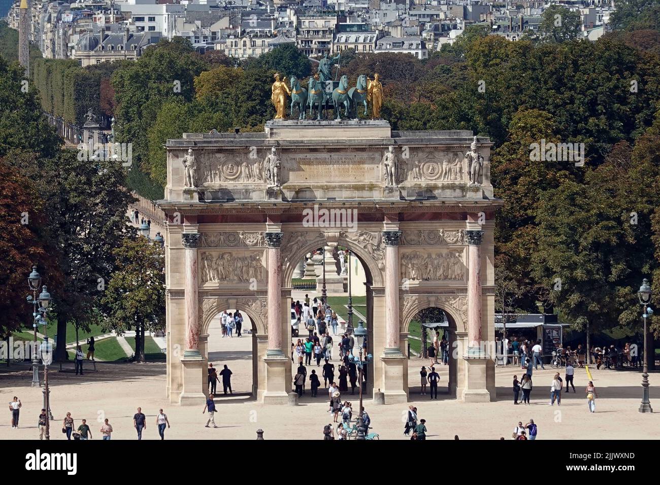France, Paris, l'Arc de Triomphe du carrousel est une arche triomphale de Paris, située sur la place du carrousel. C'est un exemple d'arche néoclassique Banque D'Images