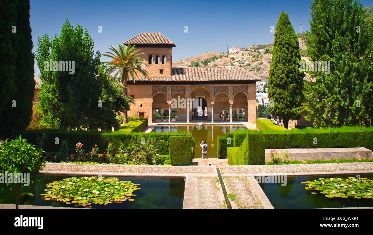 Le Partal Palace est décoré par cinq arches distinctives magnifiquement encadrées par une grande piscine et des étangs Banque D'Images