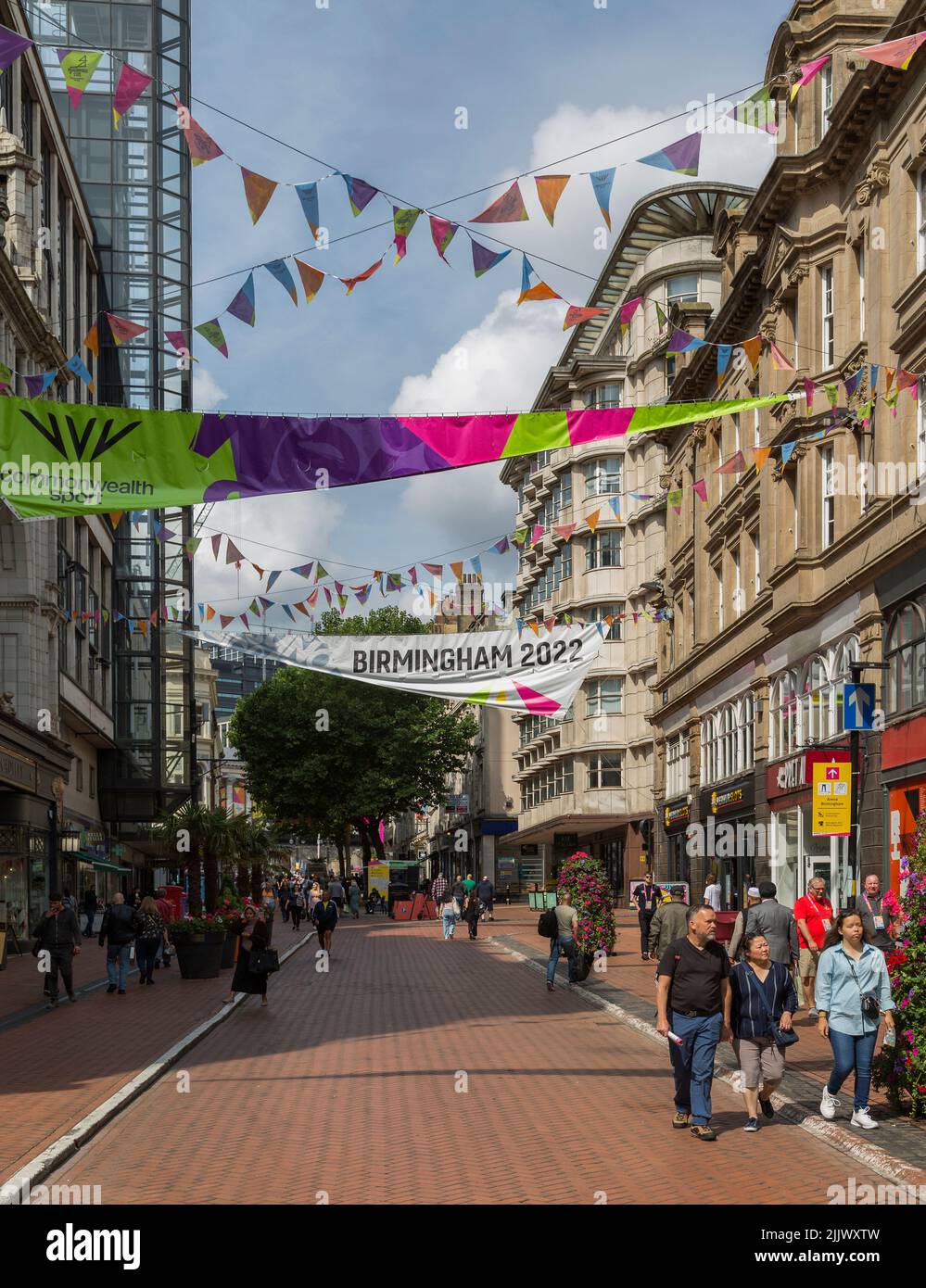 Les touristes et les habitants se promègent parmi les boutiques du centre-ville de Birmingham pendant les Jeux du Commonwealth de Birmingham 2022. Banque D'Images