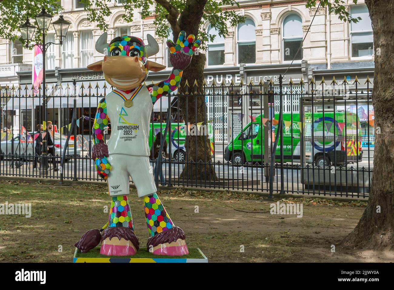 Une statue de Perry The Bull, la mascotte officielle des Jeux du Commonwealth de Birmingham en 2022, en signe de passage aux passants du centre-ville de Birmingham. Banque D'Images