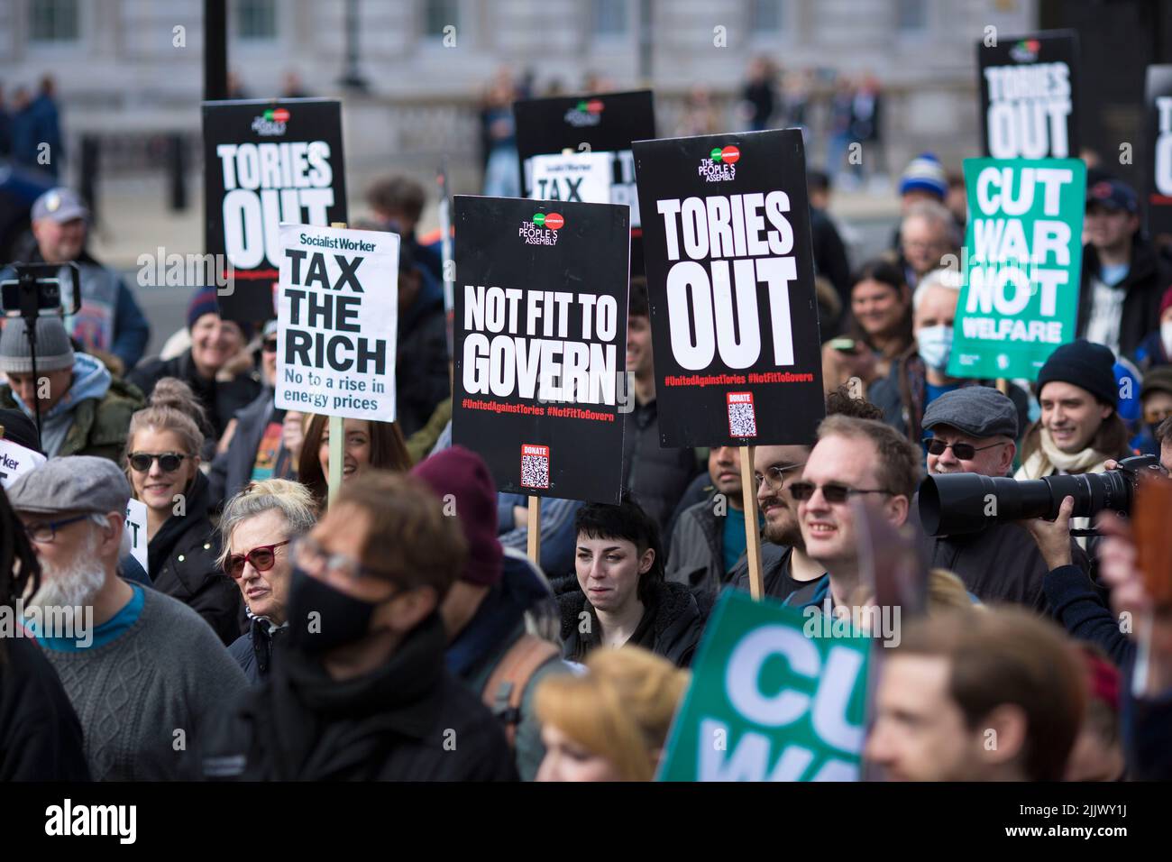 Les participants se rassemblent lors d’une manifestation de crise du coût de la vie organisée par l’Assemblée populaire près de Downing Street à Londres. Banque D'Images