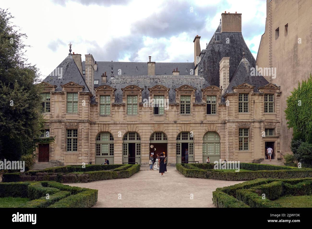 France, Paris, l'Hôtel de Sully est un hôtel particulier de style Louis XIII, situé au 62 rue Saint-Antoine dans le Marais, IV arr Banque D'Images