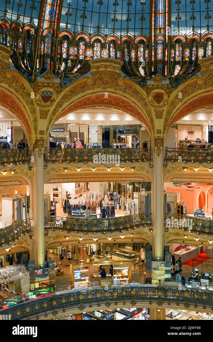 France, Paris, Galeries Lafayette un grand magasin de luxe. Les Galeries  Lafayette offrent à ses visiteurs une splendide coupe de verre, s'élevant à  un Photo Stock - Alamy