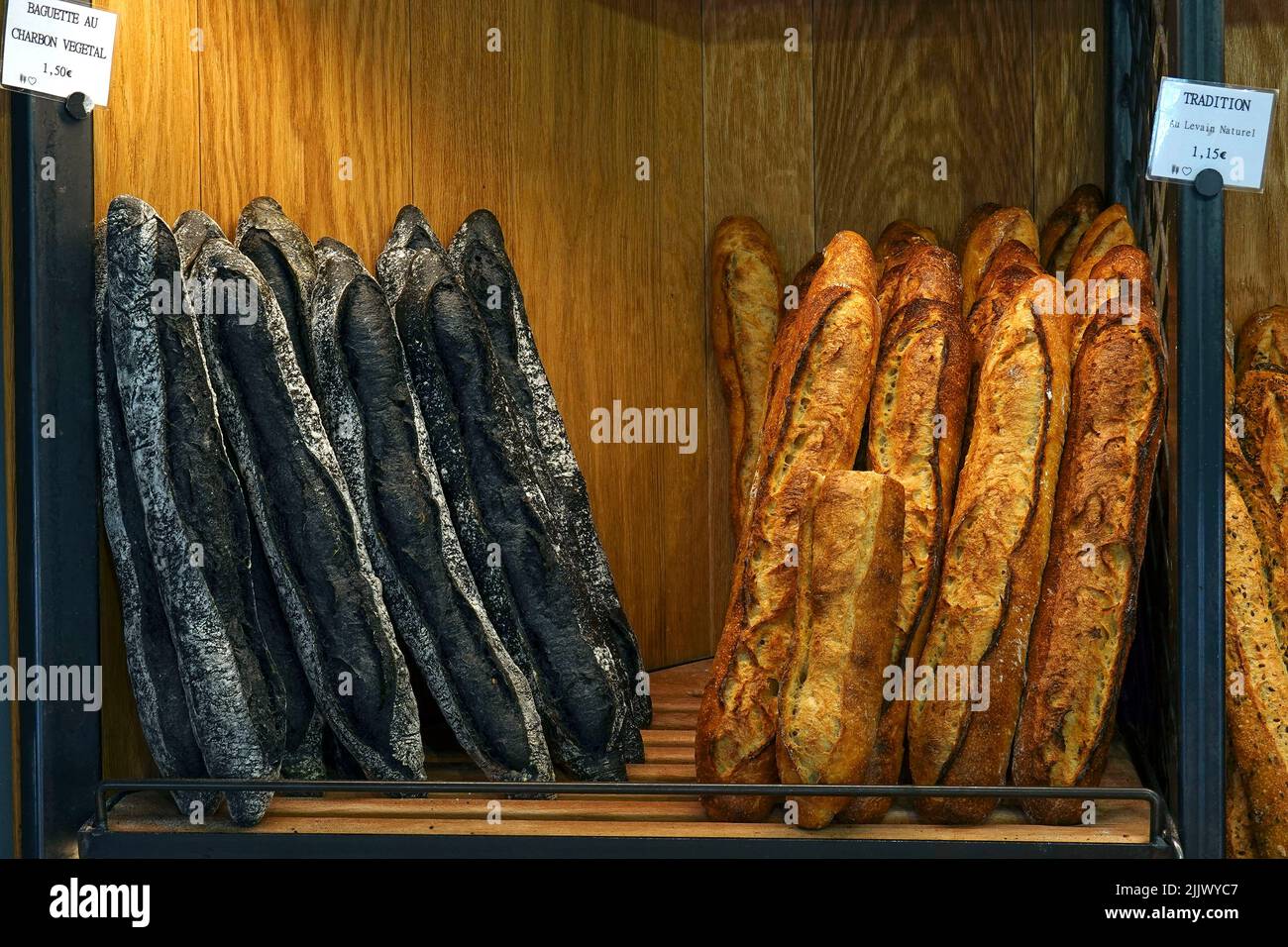 France, Paris, baguettes fraîches à vendre à une boulangerie photo © Fabio Mazzarella/Sintesi/Alamy stock photo Banque D'Images