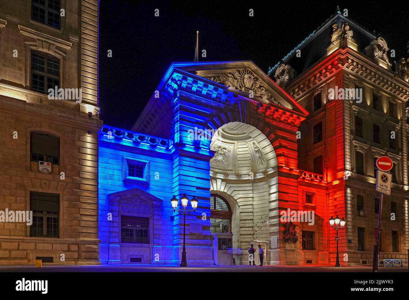 France, Paris, la caserne Cité - Préfecture de police de Paris - illuminée de nuit dans les couleurs du drapeau français photo © Fabio Mazzarella/Sintesi/ Banque D'Images